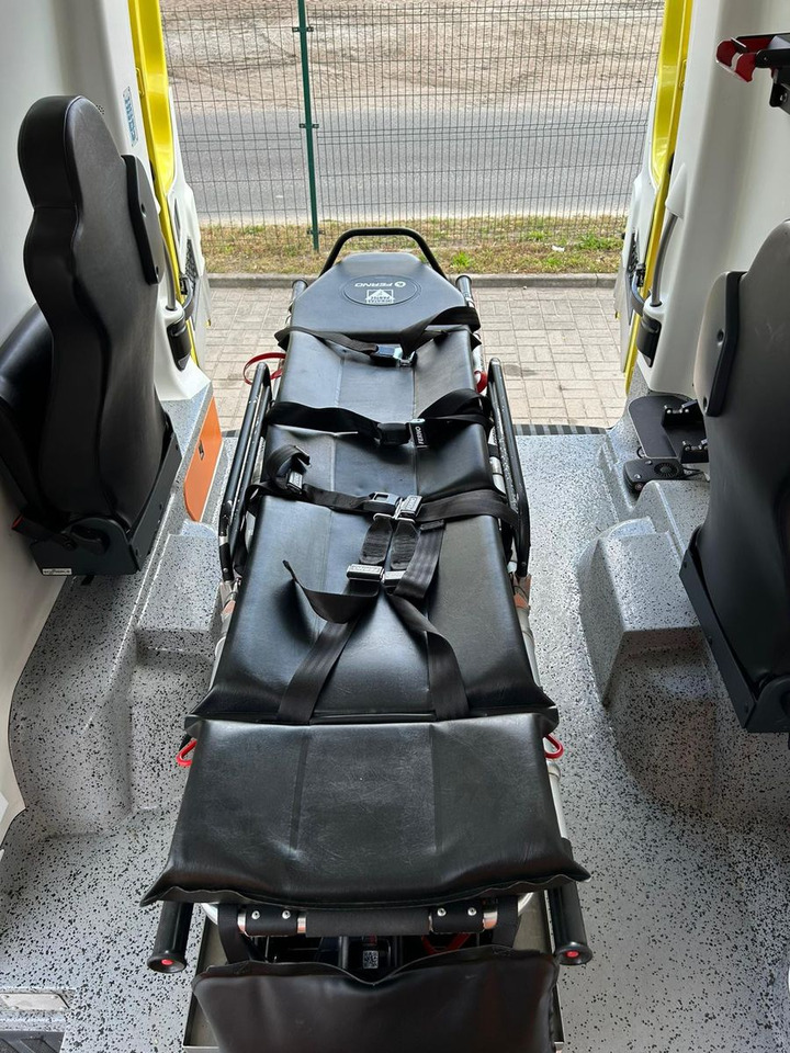 Патничко комбе Mercedes-Benz Sprinter 519 CDI 4X4 **Ambulace**: слика 25