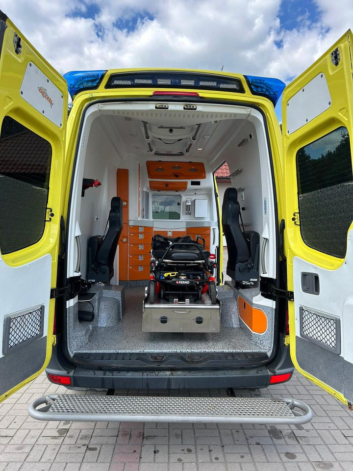 Патничко комбе Mercedes-Benz Sprinter 519 CDI 4X4 **Ambulace**: слика 9