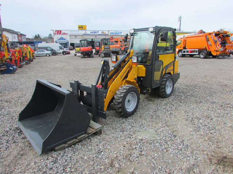 Schäffer 2428 SLT Schmalspur Radlader 32.500 Schaeffer - Компактен натоварувач со гасеници: слика 1 Schäffer 2428 SLT Schmalspur Radlader 32.500 Schaeffer - Компактен натоварувач со гасеници: слика 1