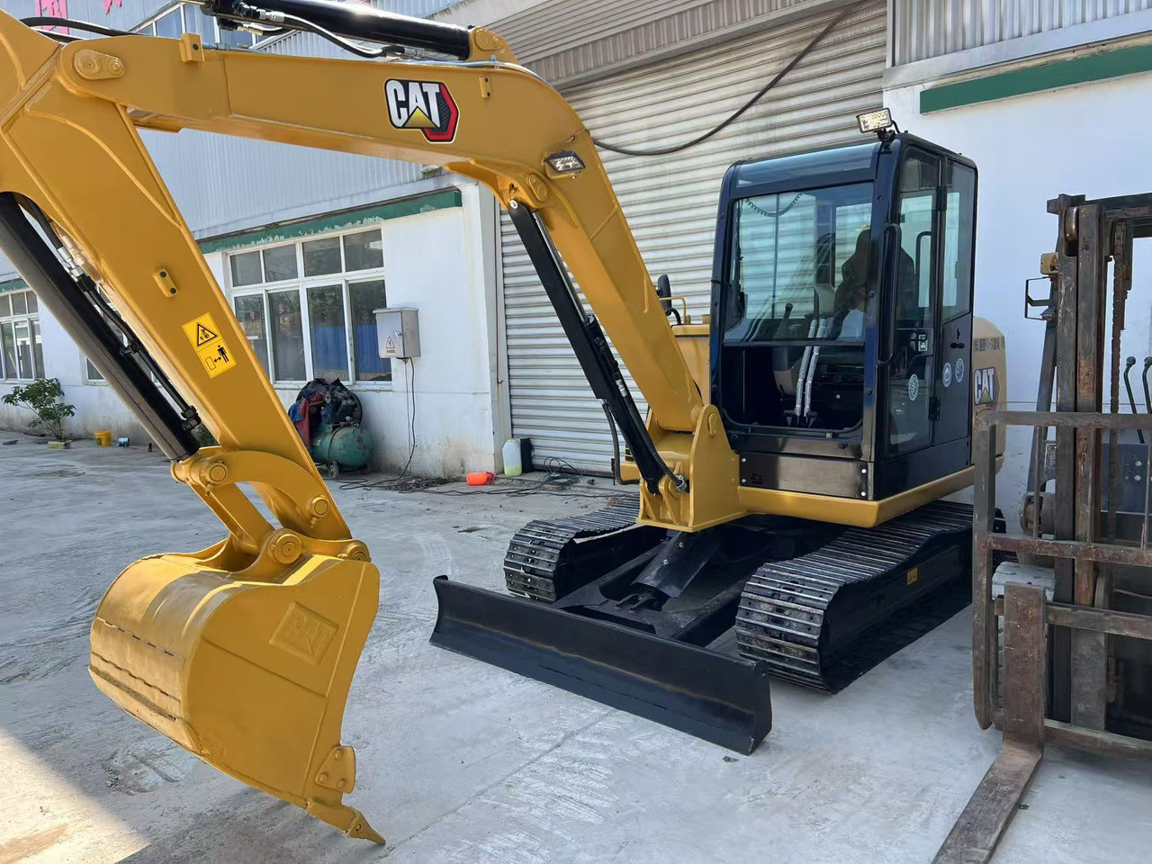 CATERPILLAR 305.5E2 - Мини багер: слика 3 CATERPILLAR 305.5E2 - Мини багер: слика 3