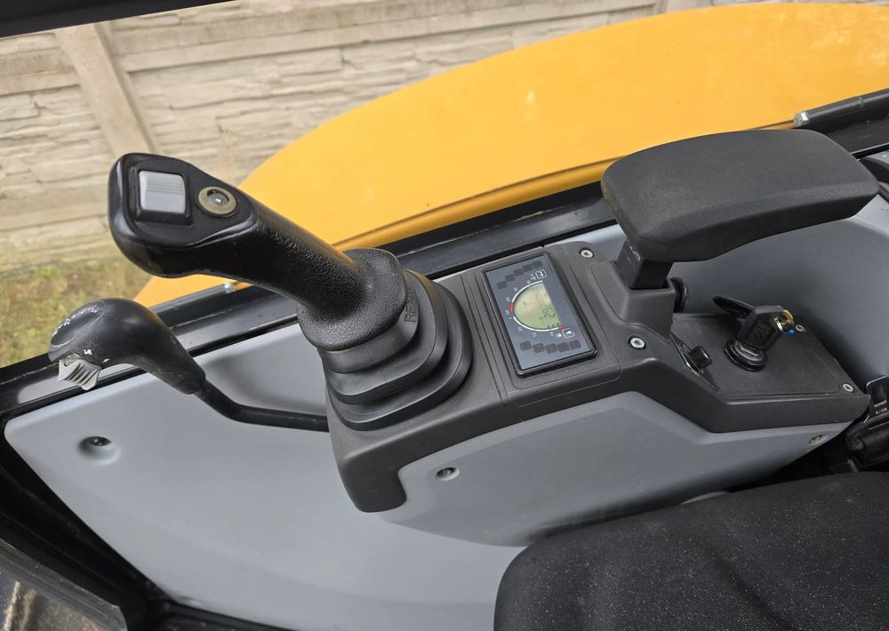 Caterpillar - Мини багер: слика 4 Caterpillar - Мини багер: слика 4