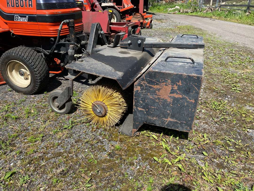2000 Kubota G1700//Sitteklipper med feier og oppsamler - Градинарска косилка: слика 5 2000 Kubota G1700//Sitteklipper med feier og oppsamler - Градинарска косилка: слика 5