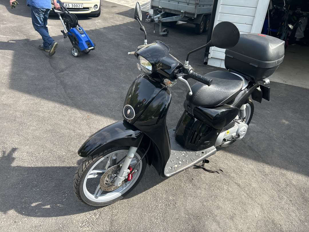 2011 Moped APRILIA APRILIA SCARABEO50 2T NERO APR - Приколка за мотоцикл: слика 1 2011 Moped APRILIA APRILIA SCARABEO50 2T NERO APR - Приколка за мотоцикл: слика 1