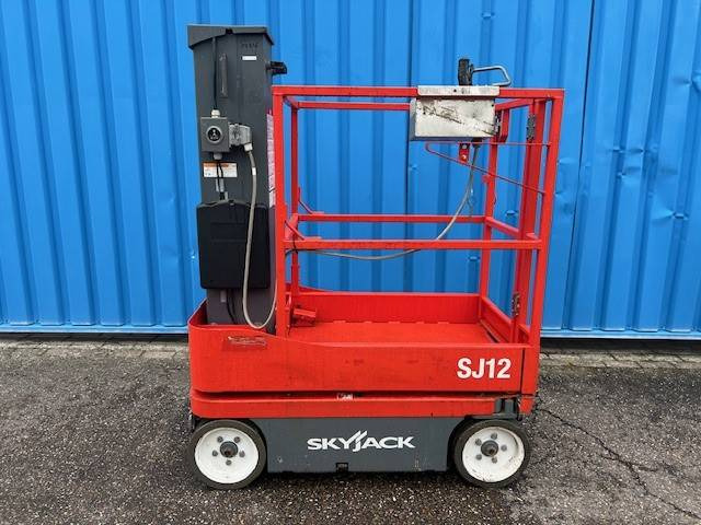 Skyjack SJ 12 - Вертикален јарболски подигнувач: слика 1 Skyjack SJ 12 - Вертикален јарболски подигнувач: слика 1