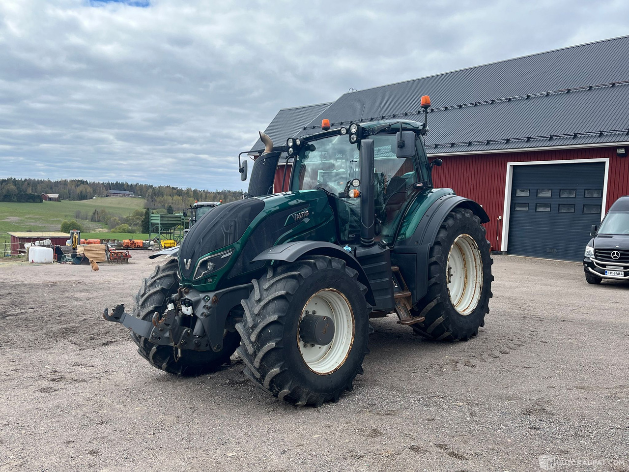 Valtra T234 Versu, traktori etunostolaitteella ja taakseajolaitteilla, 2015, Vantaa - Трактор: слика 1 Valtra T234 Versu, traktori etunostolaitteella ja taakseajolaitteilla, 2015, Vantaa - Трактор: слика 1