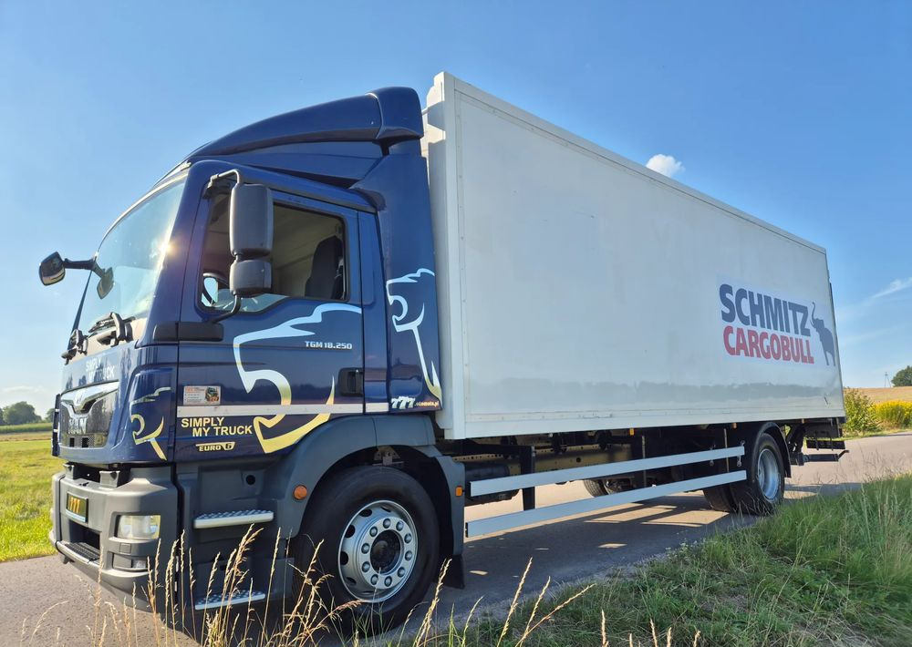 MAN TGM 18.250 Carrier 1950 D/E z Holandii / TOP STAN / 7.5m / 18 palet / winda + drzwi boczne / OKAZJA - Камион ладилник: слика 3 MAN TGM 18.250 Carrier 1950 D/E z Holandii / TOP STAN / 7.5m / 18 palet / winda + drzwi boczne / OKAZJA - Камион ладилник: слика 3