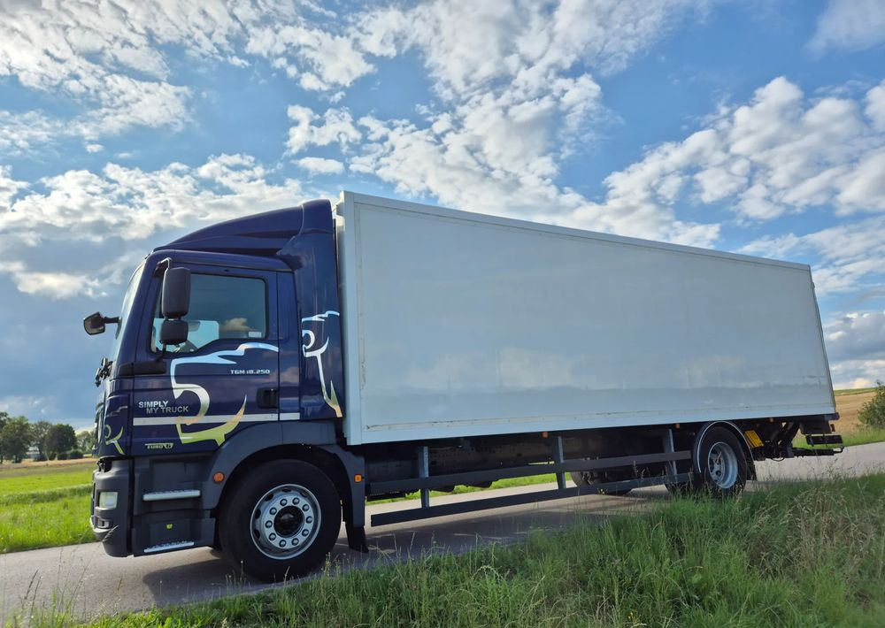 MAN TGM 18.250 Carrier 1950 D/E z Holandii / TOP STAN / 7.5m / 18 palet / winda + drzwi boczne / OKAZJA - Камион ладилник: слика 1 MAN TGM 18.250 Carrier 1950 D/E z Holandii / TOP STAN / 7.5m / 18 palet / winda + drzwi boczne / OKAZJA - Камион ладилник: слика 1