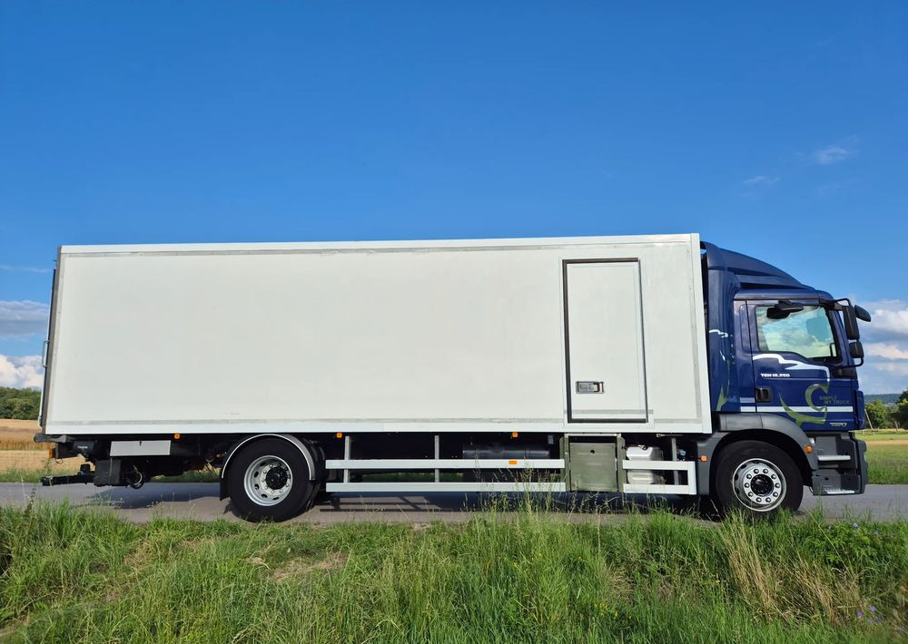 MAN TGM 18.250 Carrier 1950 D/E z Holandii / TOP STAN / 7.5m / 18 palet / winda + drzwi boczne / OKAZJA - Камион ладилник: слика 5 MAN TGM 18.250 Carrier 1950 D/E z Holandii / TOP STAN / 7.5m / 18 palet / winda + drzwi boczne / OKAZJA - Камион ладилник: слика 5