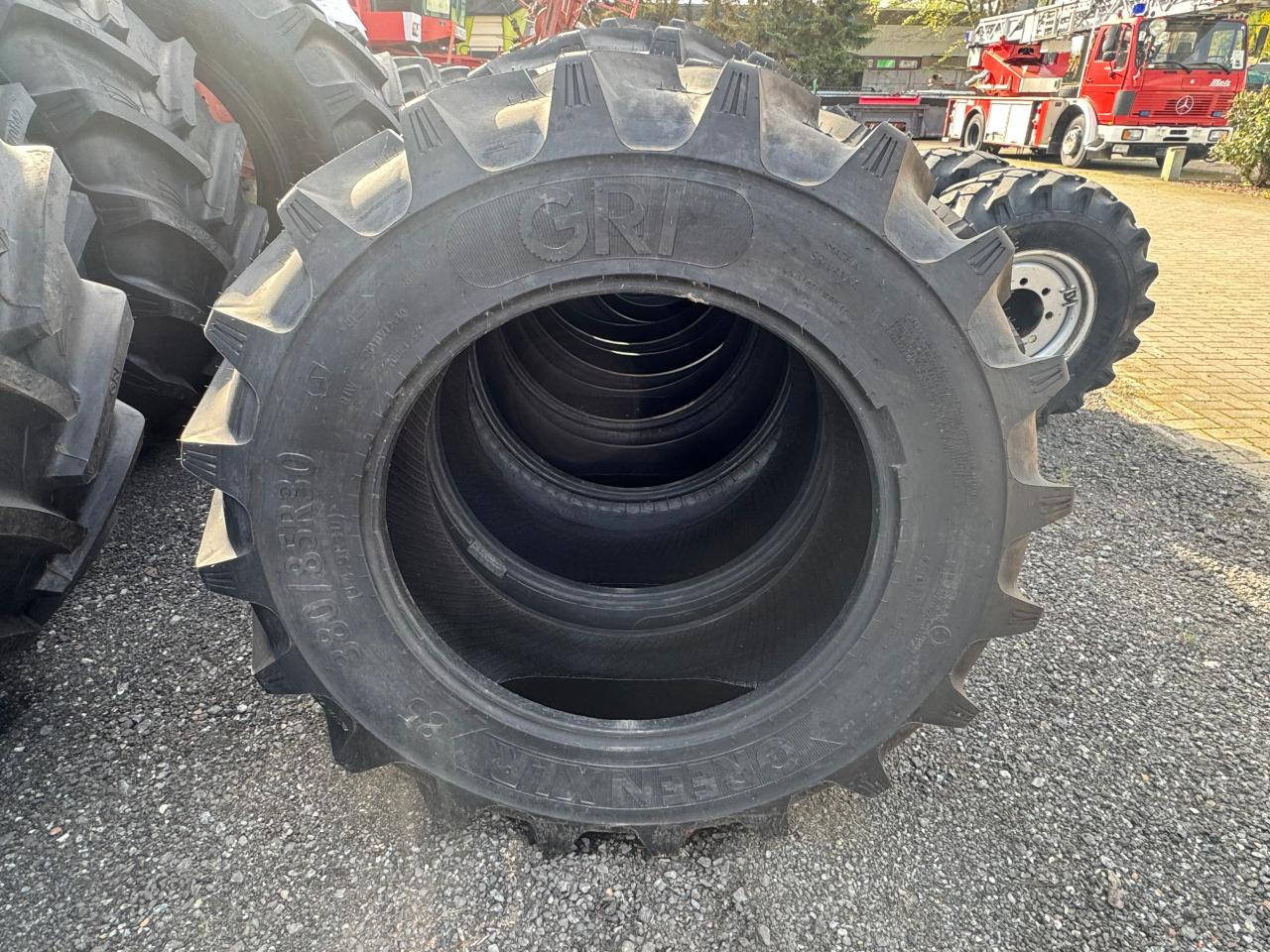Нов Гума 380/85R30 *GRI*: слика 1