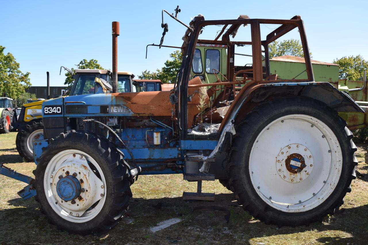 New Holland 8340 *zur Teileverwertung* - Трактор: слика 3 New Holland 8340 *zur Teileverwertung* - Трактор: слика 3
