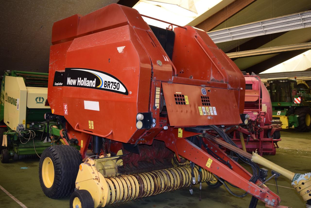 New Holland BR 750 CropCutter - Балирка за тркалезни бали: слика 2 New Holland BR 750 CropCutter - Балирка за тркалезни бали: слика 2