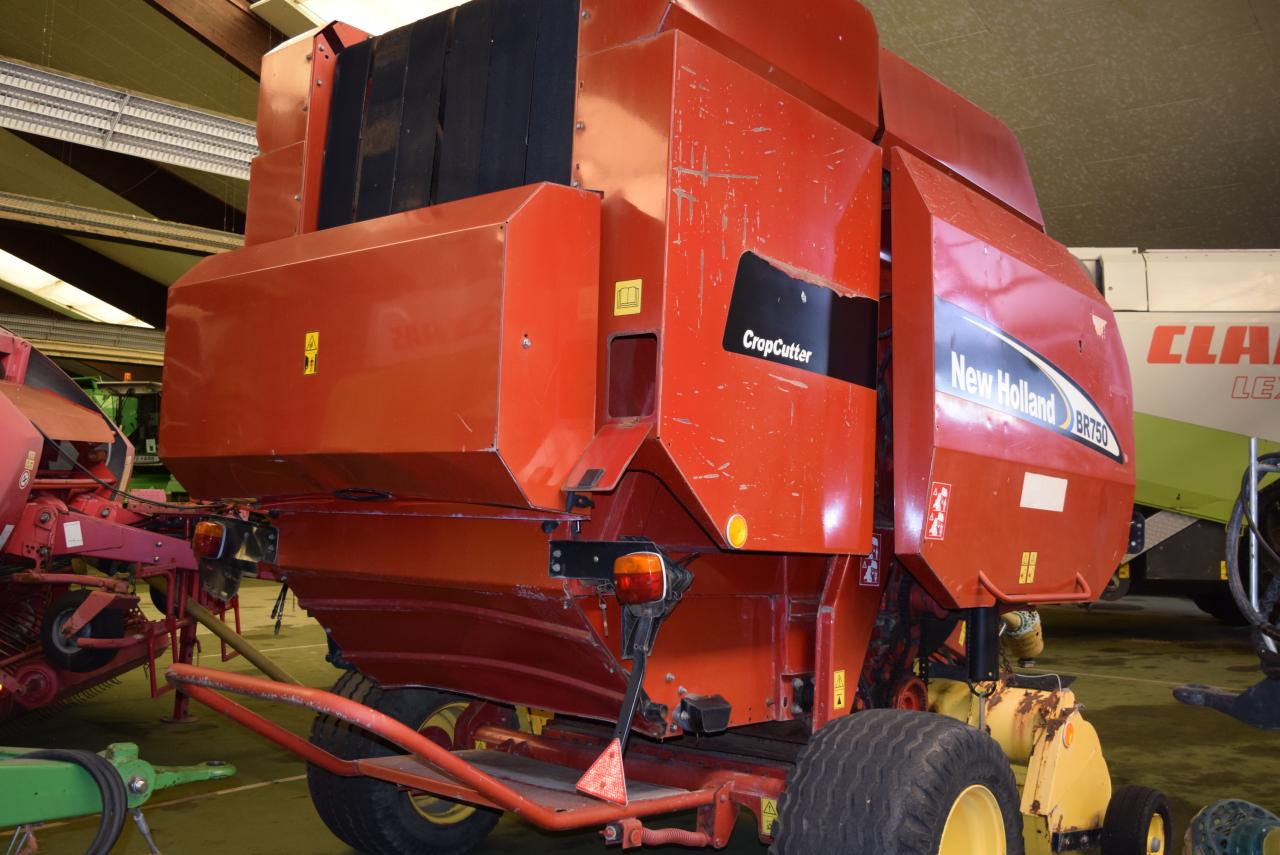 New Holland BR 750 CropCutter - Балирка за тркалезни бали: слика 3 New Holland BR 750 CropCutter - Балирка за тркалезни бали: слика 3