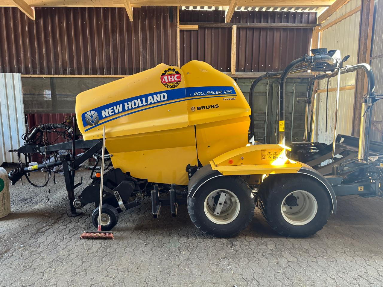New Holland Rooll Baler 125 Combi - Балирка за тркалезни бали: слика 1 New Holland Rooll Baler 125 Combi - Балирка за тркалезни бали: слика 1