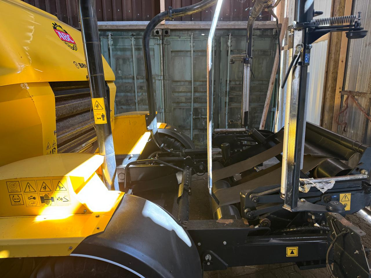 New Holland Rooll Baler 125 Combi - Балирка за тркалезни бали: слика 3 New Holland Rooll Baler 125 Combi - Балирка за тркалезни бали: слика 3