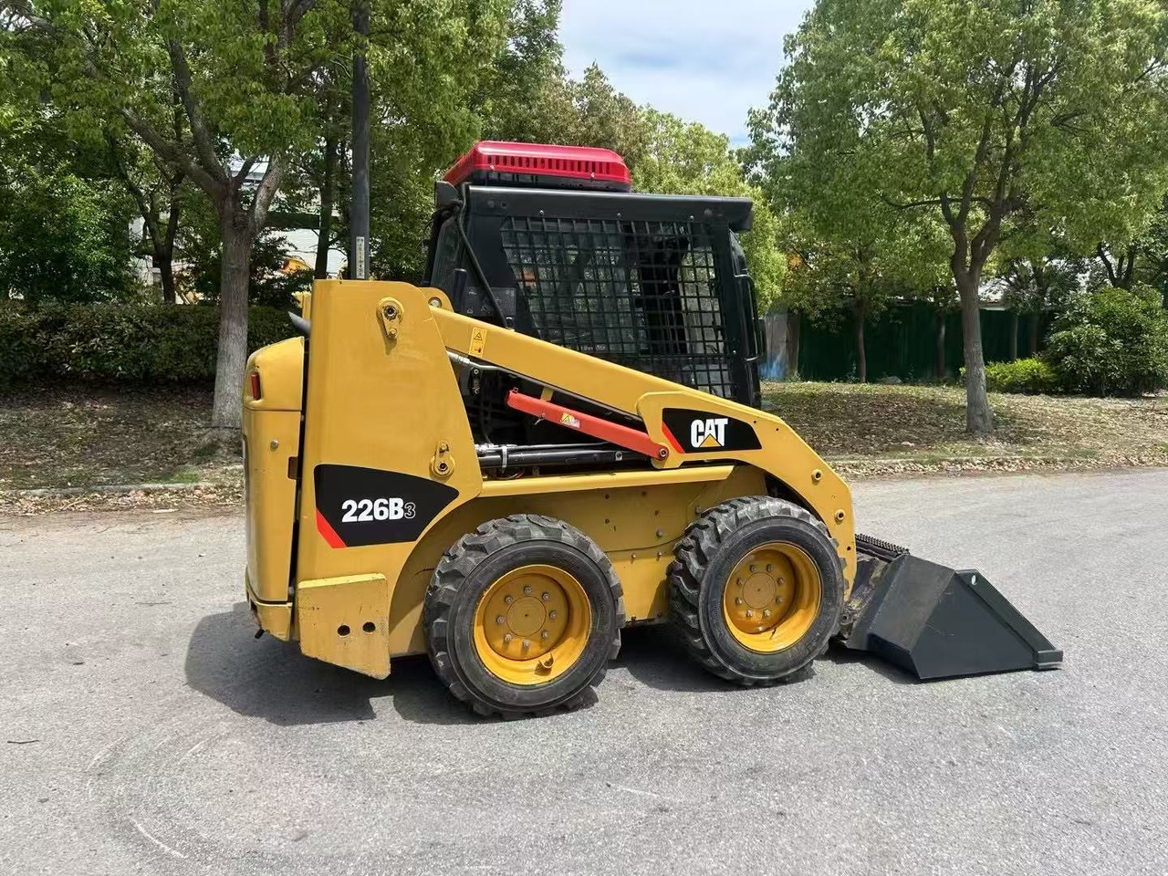 CAT 226B3 - Компактен натоварувач: слика 1 CAT 226B3 - Компактен натоварувач: слика 1