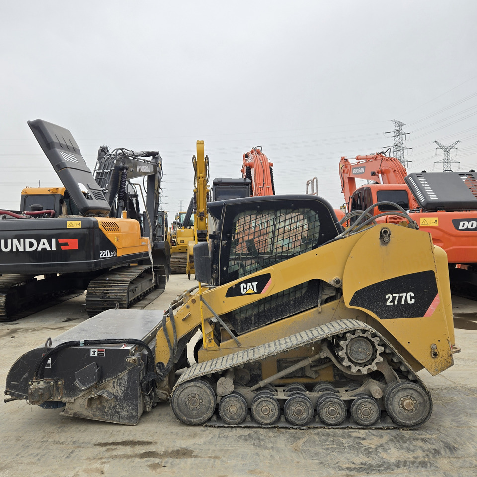 CATERPILLAR 277C - Компактен натоварувач: слика 5 CATERPILLAR 277C - Компактен натоварувач: слика 5