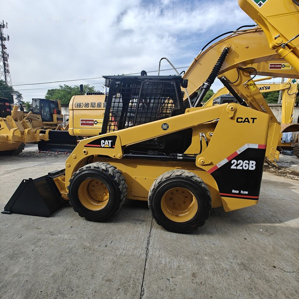 Caterpillar 226B - Компактен натоварувач: слика 1 Caterpillar 226B - Компактен натоварувач: слика 1