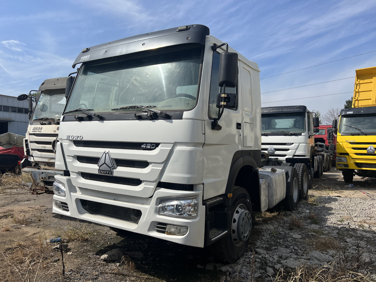 SINOTRUK HOWO trailer head - Камион влекач: слика 1 SINOTRUK HOWO trailer head - Камион влекач: слика 1