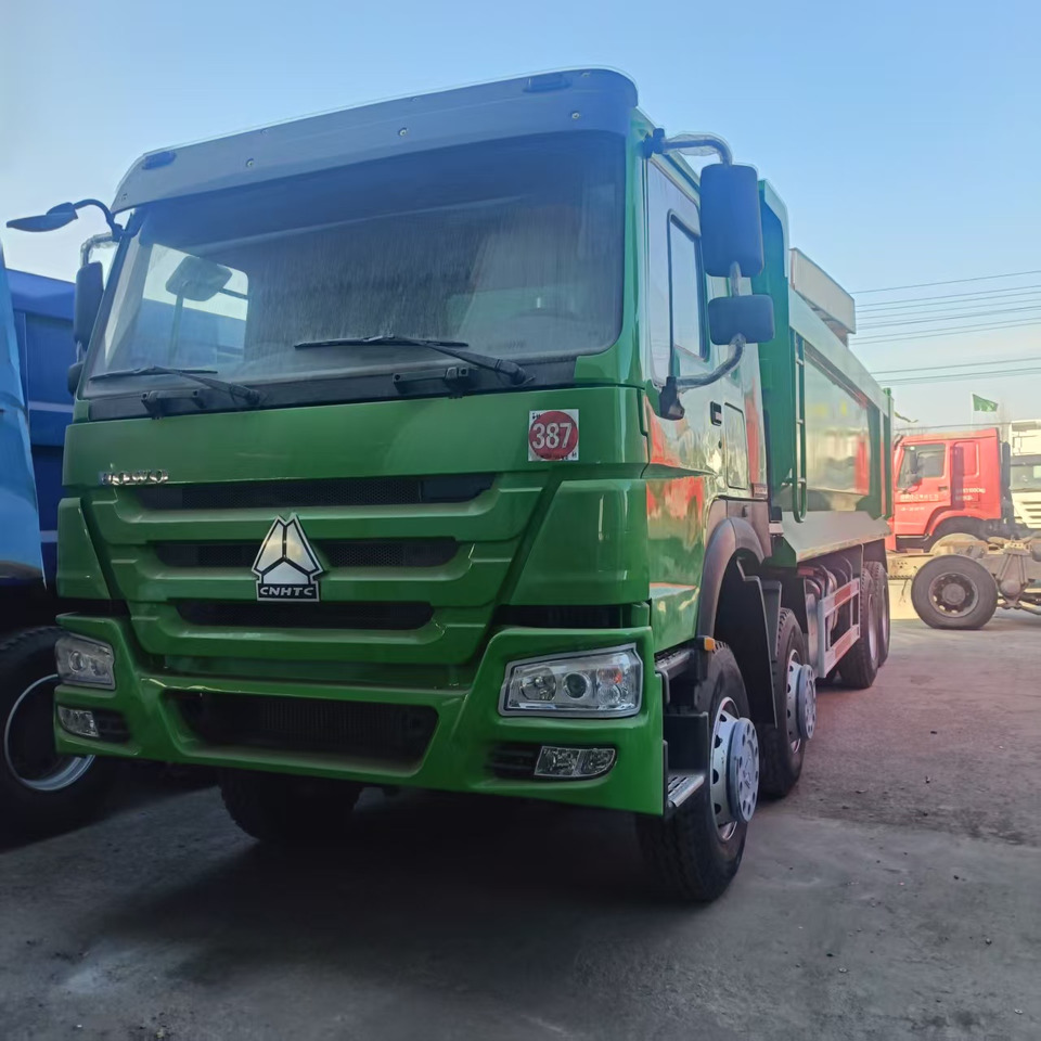 SINOTRUK HOWO 8x4 - Камион сандучар: слика 2 SINOTRUK HOWO 8x4 - Камион сандучар: слика 2