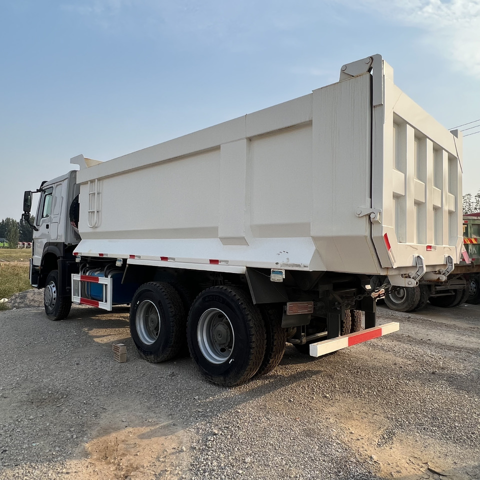 SINOTRUK HOWO - Камион сандучар: слика 1 SINOTRUK HOWO - Камион сандучар: слика 1