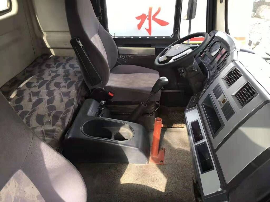 Shacman F3000 - Камион цистерна: слика 1 Shacman F3000 - Камион цистерна: слика 1