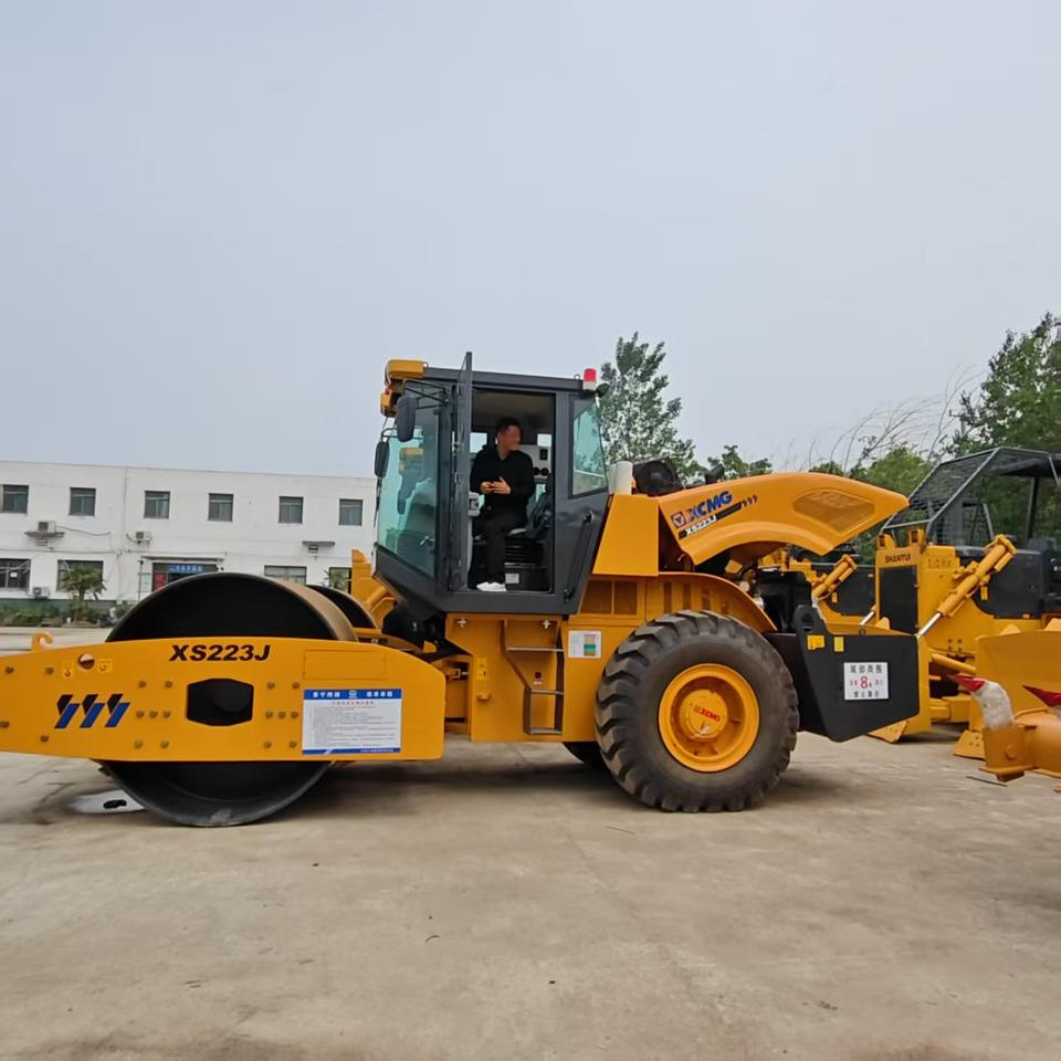 XCMG XS233J - Компактор: слика 1 XCMG XS233J - Компактор: слика 1