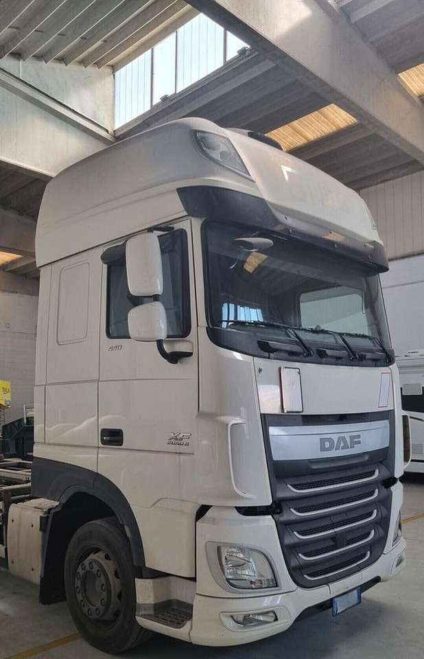DAF XF 440 Euro 6 - Full Pneumatico - 2015 - Транспортер на контејнер/ Камион со променливо тело: слика 2 DAF XF 440 Euro 6 - Full Pneumatico - 2015 - Транспортер на контејнер/ Камион со променливо тело: слика 2