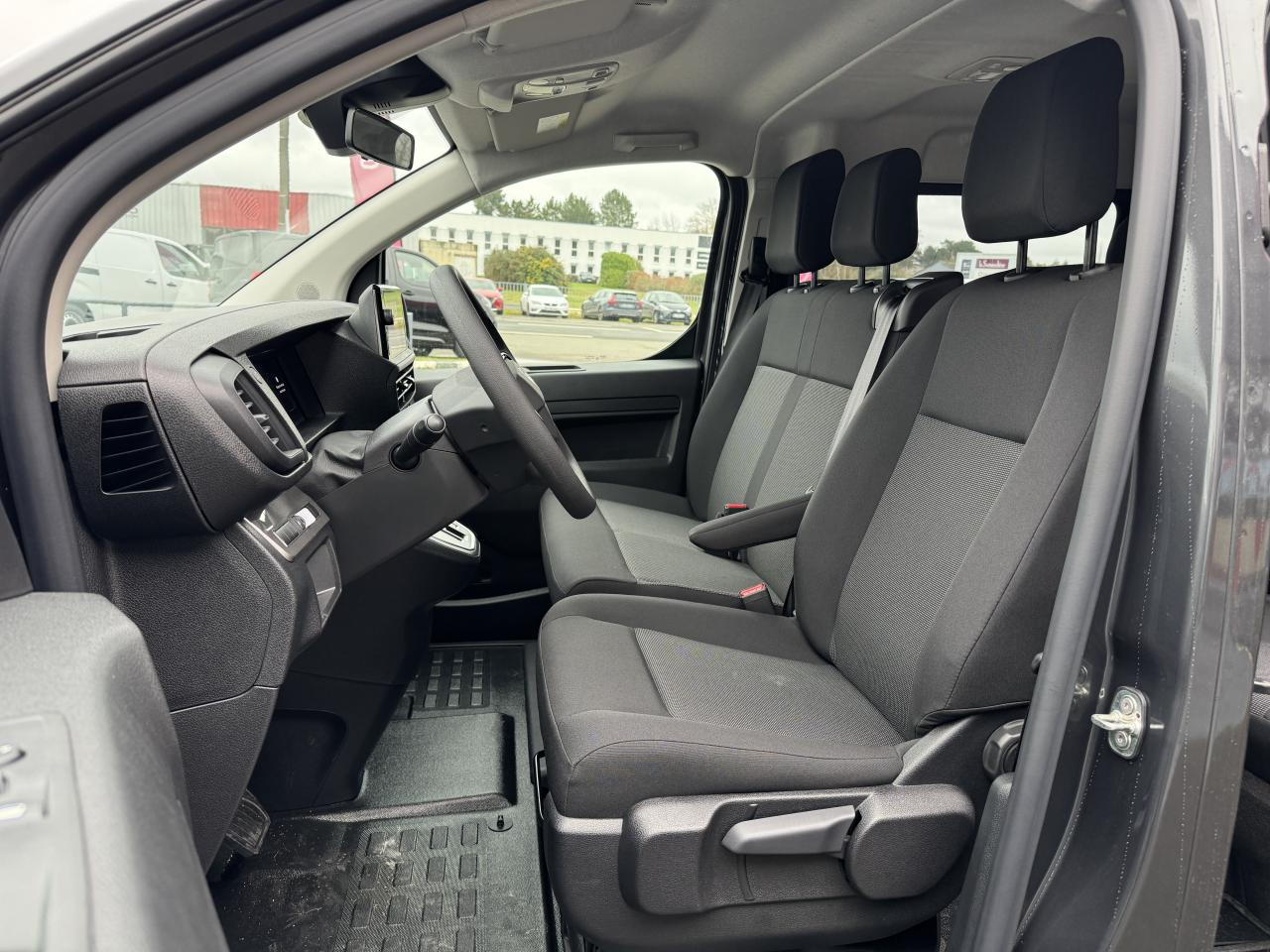 CITROEN Jumpy XL 2.0 BlueHDi - 180 S&S - BV EAT8 III CABINE APPROFONDIE Cabine approfondie Fixe PHASE 2 - Товарно комбе: слика 4 CITROEN Jumpy XL 2.0 BlueHDi - 180 S&S - BV EAT8 III CABINE APPROFONDIE Cabine approfondie Fixe PHASE 2 - Товарно комбе: слика 4