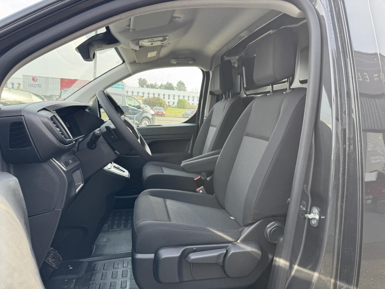 Citroen Jumpy 2 PLACES XL 2.0 BLUEHDI 180CH S&S PACK PREMIUM CONNECT EAT8 - Товарно комбе: слика 4 Citroen Jumpy 2 PLACES XL 2.0 BLUEHDI 180CH S&S PACK PREMIUM CONNECT EAT8 - Товарно комбе: слика 4