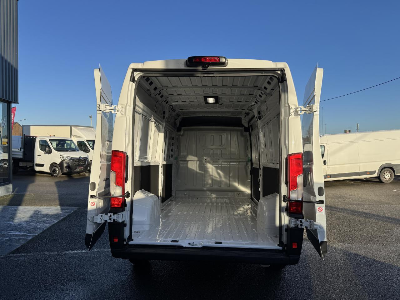FIAT Ducato Tôlé 3.3 L H2 2.2 - 140ch - Товарно комбе: слика 2 FIAT Ducato Tôlé 3.3 L H2 2.2 - 140ch - Товарно комбе: слика 2