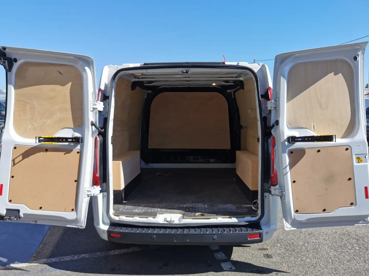 Ford Transit Custom 280 L1H1 2.0 ECOBLUE 130 S&S TREND BUSINESS BVA6 - Товарно комбе: слика 3 Ford Transit Custom 280 L1H1 2.0 ECOBLUE 130 S&S TREND BUSINESS BVA6 - Товарно комбе: слика 3