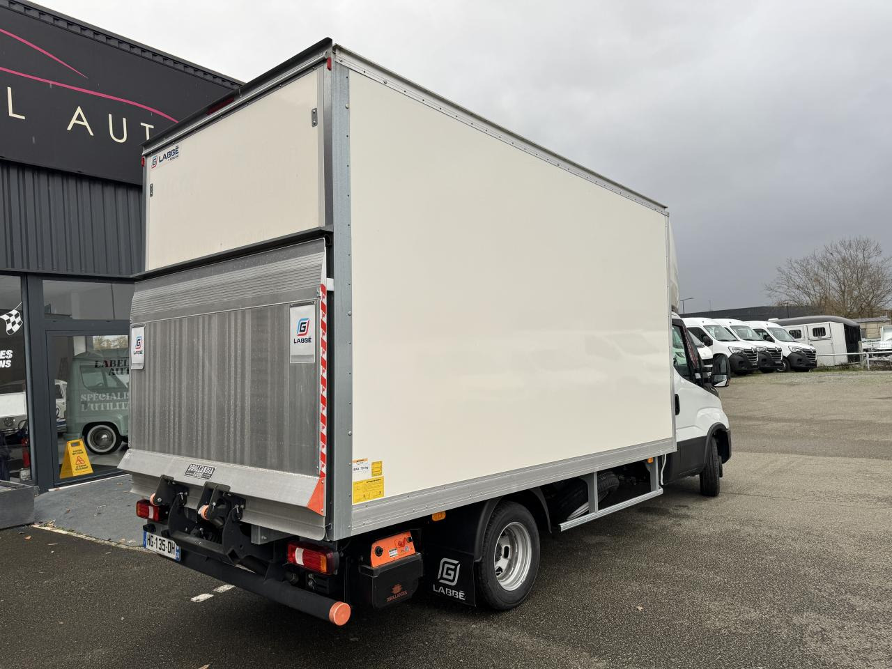 IVECO Daily 35 C 16H3.0 - BV Hi-Matic CHASSIS CABINE CAISSE 20M3 + HAYON - Комбе фургон: слика 5 IVECO Daily 35 C 16H3.0 - BV Hi-Matic CHASSIS CABINE CAISSE 20M3 + HAYON - Комбе фургон: слика 5
