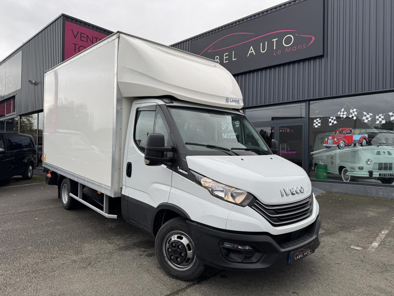 IVECO Daily 35 C 16H3.0 - BV Hi-Matic CHASSIS CABINE CAISSE 20M3 + HAYON - Комбе фургон: слика 2 IVECO Daily 35 C 16H3.0 - BV Hi-Matic CHASSIS CABINE CAISSE 20M3 + HAYON - Комбе фургон: слика 2