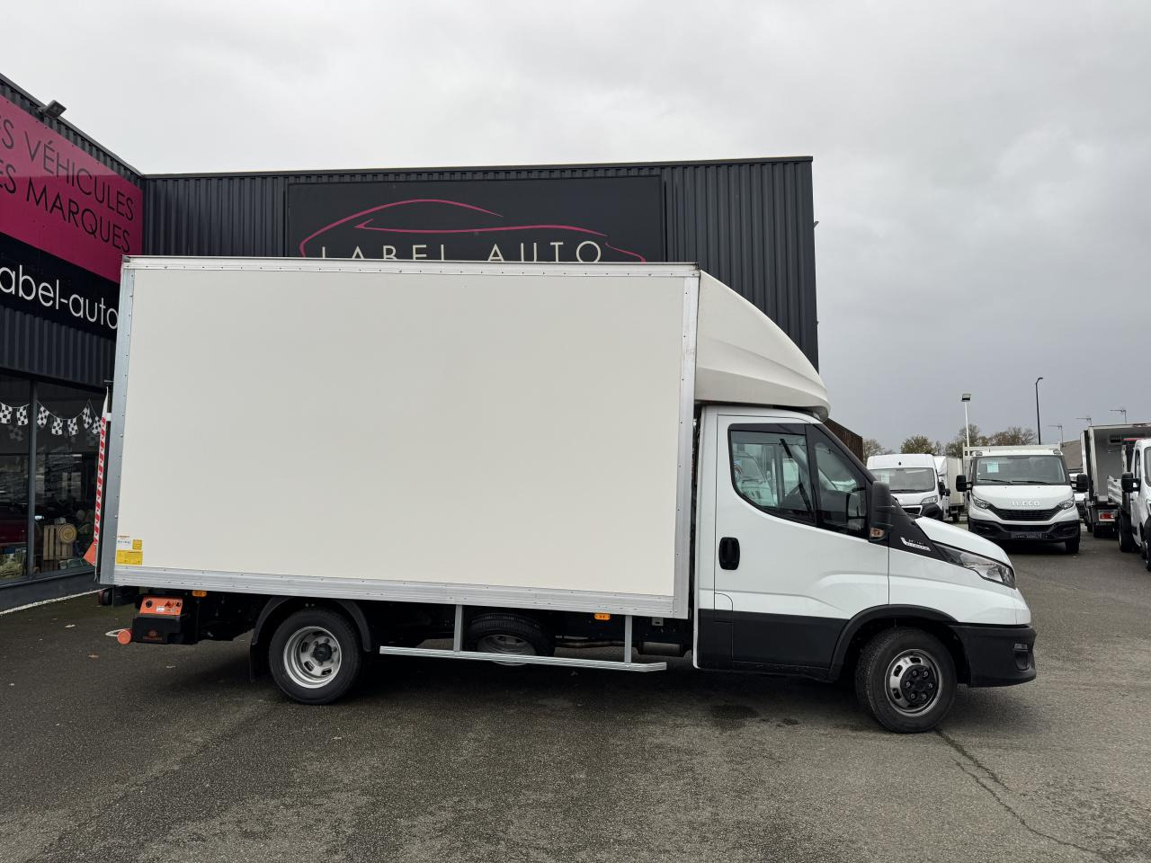 IVECO Daily 35 C 16H3.0 - BV Hi-Matic CHASSIS CABINE CAISSE 20M3 + HAYON - Комбе фургон: слика 1 IVECO Daily 35 C 16H3.0 - BV Hi-Matic CHASSIS CABINE CAISSE 20M3 + HAYON - Комбе фургон: слика 1