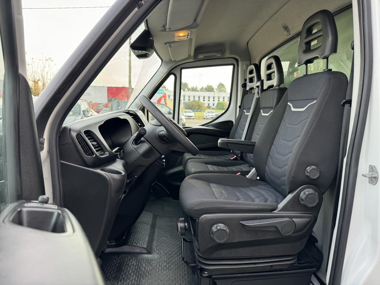 IVECO Daily 35C16 CAISSE HAYON 20M3 RJ 3.0L 160CH - Комбе фургон: слика 5 IVECO Daily 35C16 CAISSE HAYON 20M3 RJ 3.0L 160CH - Комбе фургон: слика 5