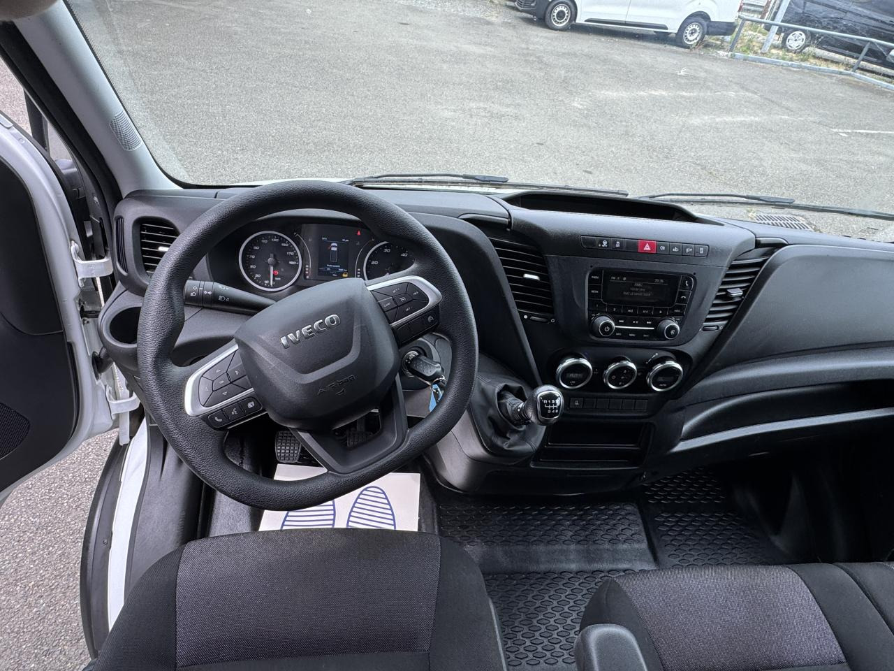 IVECO Daily 35C16 CAISSE HAYON 20M3 RJ 3.0L 160CH - Комбе фургон: слика 4 IVECO Daily 35C16 CAISSE HAYON 20M3 RJ 3.0L 160CH - Комбе фургон: слика 4