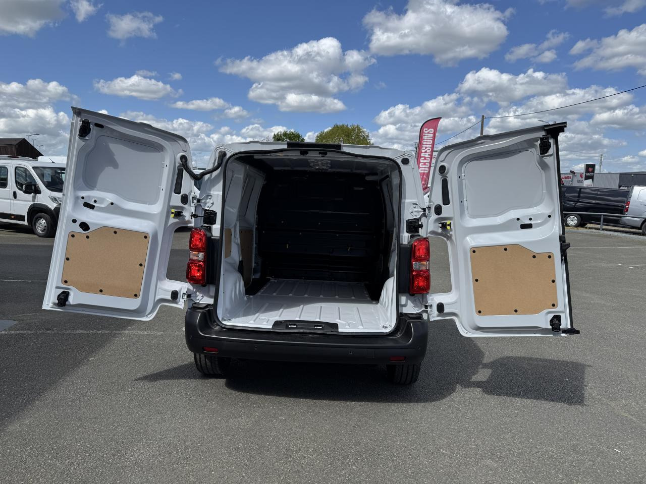 PEUGEOT Expert M 2.0 BlueHDi - 145 III FOURGON Fourgon PHASE 2 - Товарно комбе: слика 3 PEUGEOT Expert M 2.0 BlueHDi - 145 III FOURGON Fourgon PHASE 2 - Товарно комбе: слика 3