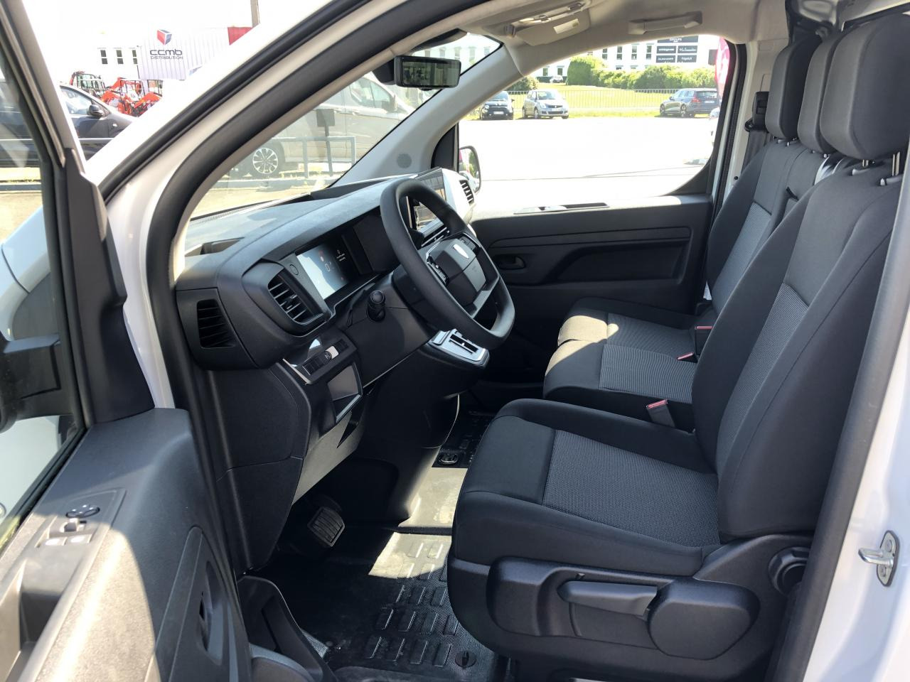 PEUGEOT Expert M 2.0 BlueHDi - 145 S&S - BV EAT8 III FOURGON Fourgon PHASE 2 - Товарно комбе: слика 5 PEUGEOT Expert M 2.0 BlueHDi - 145 S&S - BV EAT8 III FOURGON Fourgon PHASE 2 - Товарно комбе: слика 5