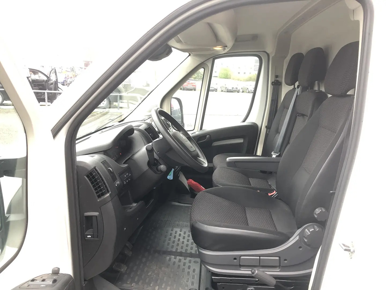 Peugeot Boxer 333 L2H2 2.2 BLUEHDI S&S 140CH ASPHALT - Товарно комбе, Комби со двојна кабина: слика 5 Peugeot Boxer 333 L2H2 2.2 BLUEHDI S&S 140CH ASPHALT - Товарно комбе, Комби со двојна кабина: слика 5