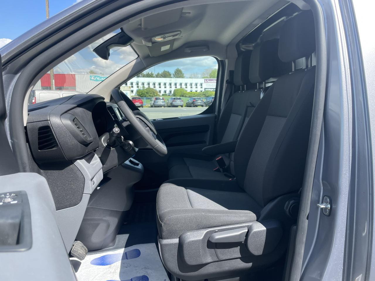 Peugeot Expert Standard 2.0 BlueHDI -180CH EAT8 ASPHALT - Товарно комбе: слика 5 Peugeot Expert Standard 2.0 BlueHDI -180CH EAT8 ASPHALT - Товарно комбе: слика 5