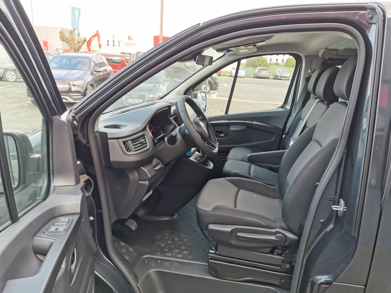 RENAULT Trafic L2 2.0 Energy dCi - 150 - S&S III COMBI Combi Zen L2H1 PHASE 3 - Минибус, Патничко комбе: слика 5 RENAULT Trafic L2 2.0 Energy dCi - 150 - S&S III COMBI Combi Zen L2H1 PHASE 3 - Минибус, Патничко комбе: слика 5