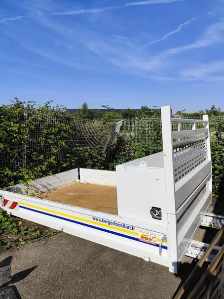 Plateau acier 3120 x 2000 x 330 mm utiles Ridelles acier + Coffre Acier dos cabine 1850 x 600 x 880(ht) mm - Алат/ Опрема: слика 1 Plateau acier 3120 x 2000 x 330 mm utiles Ridelles acier + Coffre Acier dos cabine 1850 x 600 x 880(ht) mm - Алат/ Опрема: слика 1