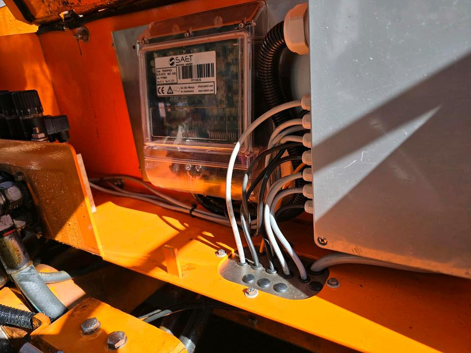 Распрскувач на песок/ Сол Bucher Yeti 2500W FS Gmeiner Salzstreuer Streuautomat Streusilo für Unimog UGN UGE 405 423 427 530 430 429: слика 11 Распрскувач на песок/ Сол Bucher Yeti 2500W FS Gmeiner Salzstreuer Streuautomat Streusilo für Unimog UGN UGE 405 423 427 530 430 429: слика 11