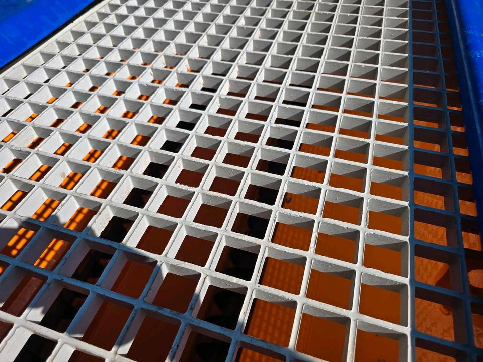 Распрскувач на песок/ Сол Bucher Yeti 2500W FS Gmeiner Salzstreuer Streuautomat Streusilo für Unimog UGN UGE 405 423 427 530 430 429: слика 9 Распрскувач на песок/ Сол Bucher Yeti 2500W FS Gmeiner Salzstreuer Streuautomat Streusilo für Unimog UGN UGE 405 423 427 530 430 429: слика 9