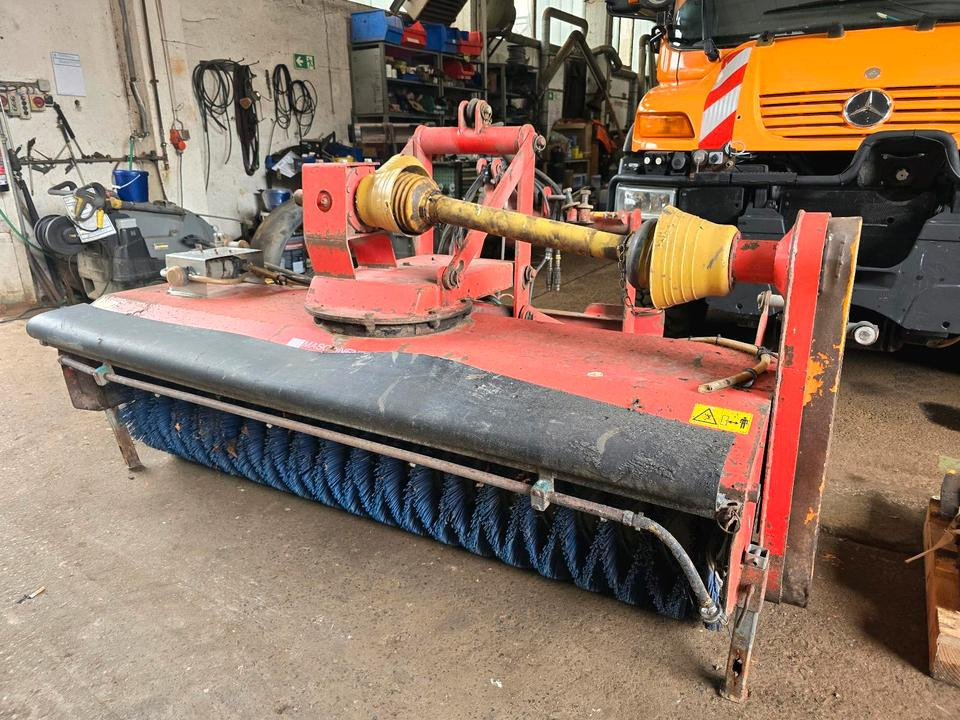 Dücker FKM 210 Kehrmaschine Straßenkehrmaschine Kehrbesen für Unimog 405 424 U 300 400 500 318 423 427 429 430 530 535 527 - Метла: слика 4 Dücker FKM 210 Kehrmaschine Straßenkehrmaschine Kehrbesen für Unimog 405 424 U 300 400 500 318 423 427 429 430 530 535 527 - Метла: слика 4