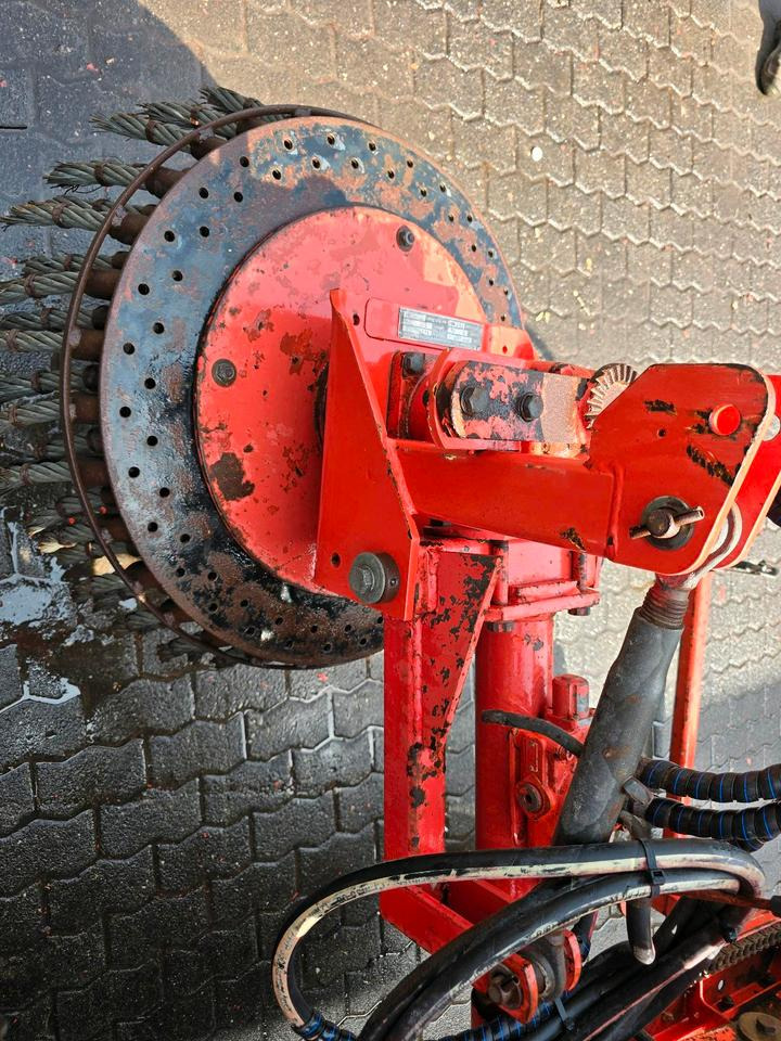 Dücker PFP 300 Pflasterputzer Wildkrautbürste Flächenbürste Wildkrautbürste für Mähausleger UNA 500 600 MKM FME FMK 500 600 700 Böschungsmäher Böschungsmulcher - Метла: слика 3 Dücker PFP 300 Pflasterputzer Wildkrautbürste Flächenbürste Wildkrautbürste für Mähausleger UNA 500 600 MKM FME FMK 500 600 700 Böschungsmäher Böschungsmulcher - Метла: слика 3