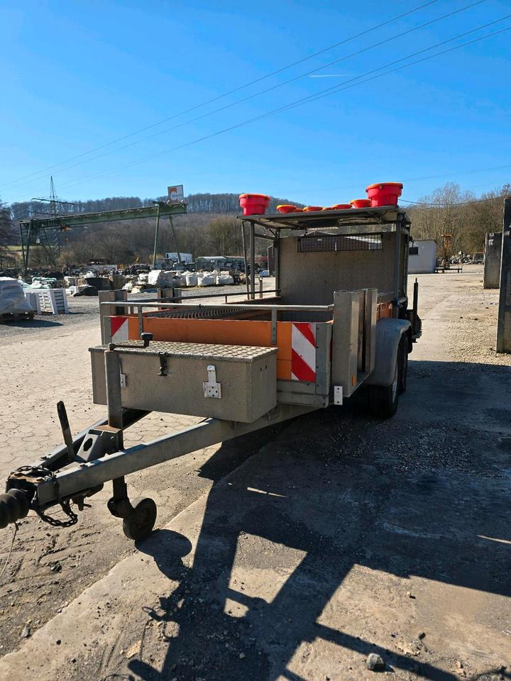 Horizont Tandem Absperrtafel VZ616 Fahrbare Verkehrsleittafel Verkehrssicherungsanhänger Verkehrsleitanhänger Sperrwand Verkehrssicherungsanhänger Nissen LP15 Blinkpfeilanlage Blinkpfeil Anhänger - Градежна опрема, Приколка: слика 5 Horizont Tandem Absperrtafel VZ616 Fahrbare Verkehrsleittafel Verkehrssicherungsanhänger Verkehrsleitanhänger Sperrwand Verkehrssicherungsanhänger Nissen LP15 Blinkpfeilanlage Blinkpfeil Anhänger - Градежна опрема, Приколка: слика 5