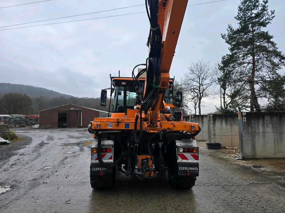 JCB 3200 Fastrac XTRA 2015 220Ps 3220 Bamford Traktor mit Mulag MHU MHS 800 Mähausleger Böschungsmäher Böschungsmulcher - Трактор: слика 5 JCB 3200 Fastrac XTRA 2015 220Ps 3220 Bamford Traktor mit Mulag MHU MHS 800 Mähausleger Böschungsmäher Böschungsmulcher - Трактор: слика 5