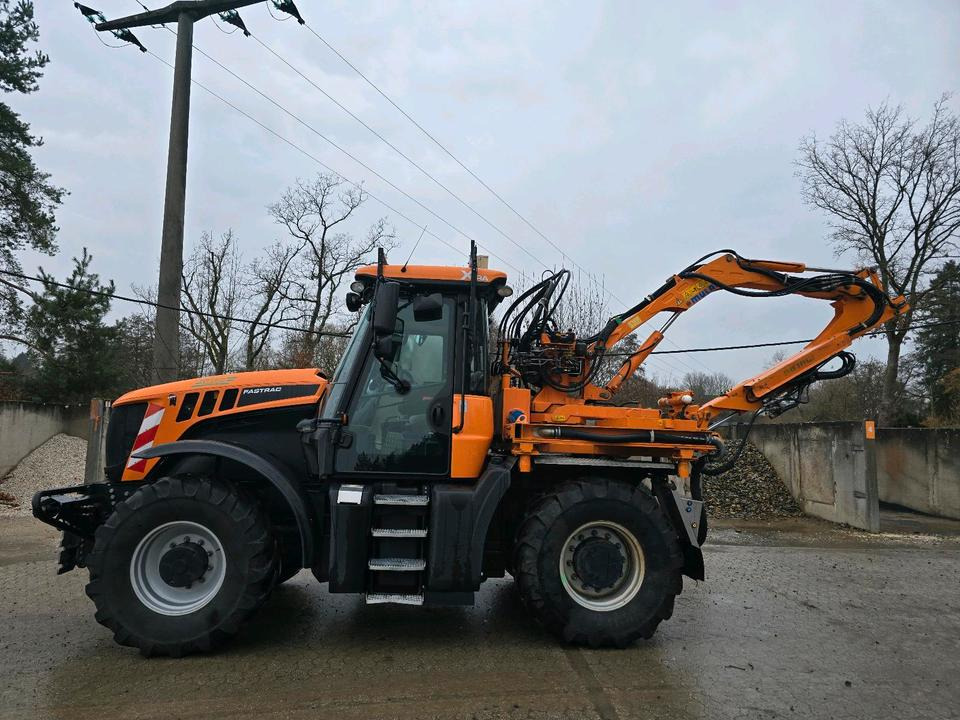 JCB 3200 Fastrac XTRA 2015 220Ps 3220 Bamford Traktor mit Mulag MHU MHS 800 Mähausleger Böschungsmäher Böschungsmulcher - Трактор: слика 2 JCB 3200 Fastrac XTRA 2015 220Ps 3220 Bamford Traktor mit Mulag MHU MHS 800 Mähausleger Böschungsmäher Böschungsmulcher - Трактор: слика 2
