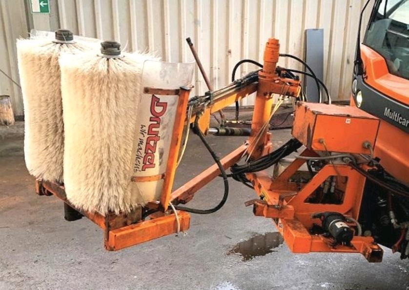 Leitpfostenwaschgerät Drutzel LWG-M-SR Leitpfostenwaschmaschine Schmidt Passend für Multicar Unimog - Метла: слика 1 Leitpfostenwaschgerät Drutzel LWG-M-SR Leitpfostenwaschmaschine Schmidt Passend für Multicar Unimog - Метла: слика 1